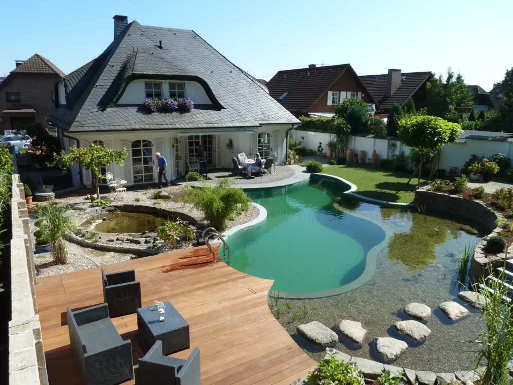 Schwimmteich mit geschwungener Badezone und Uferbereich
