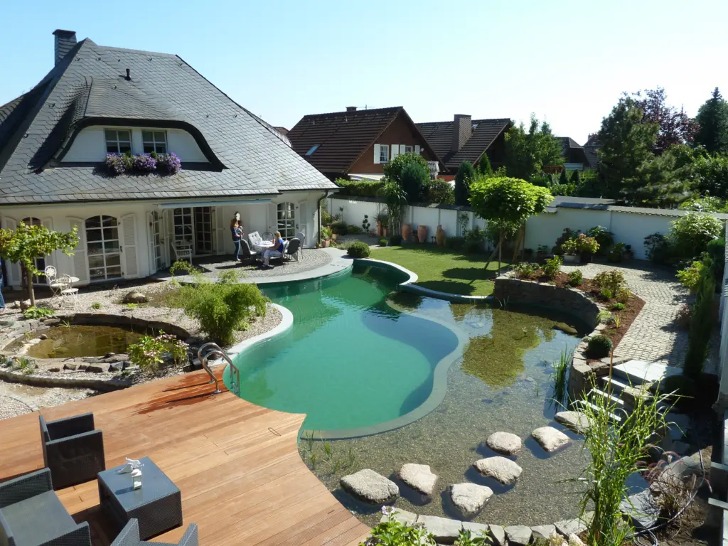 Schwimmteich mit geschwungener Badezone und Uferbereich