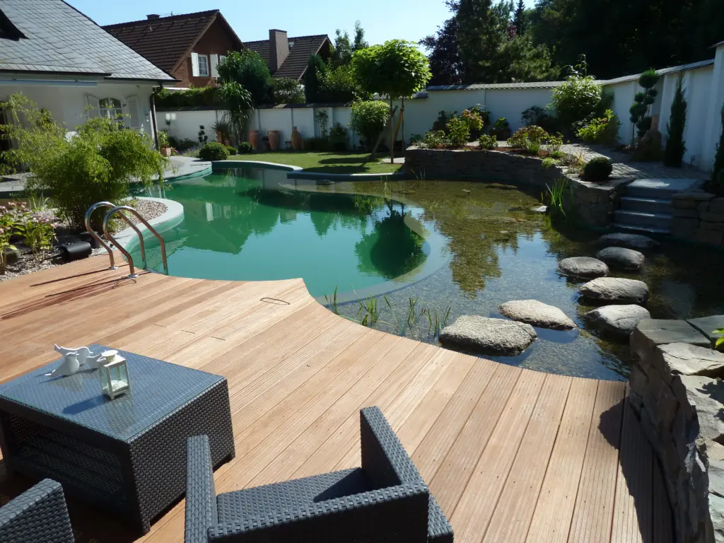 Schwimmteich mit geschwungener Badezone und Uferbereich