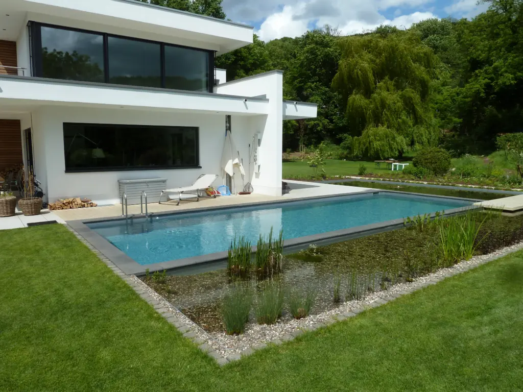 Hybridpool mit getrenntem Schwimm- und Pflanzbereich