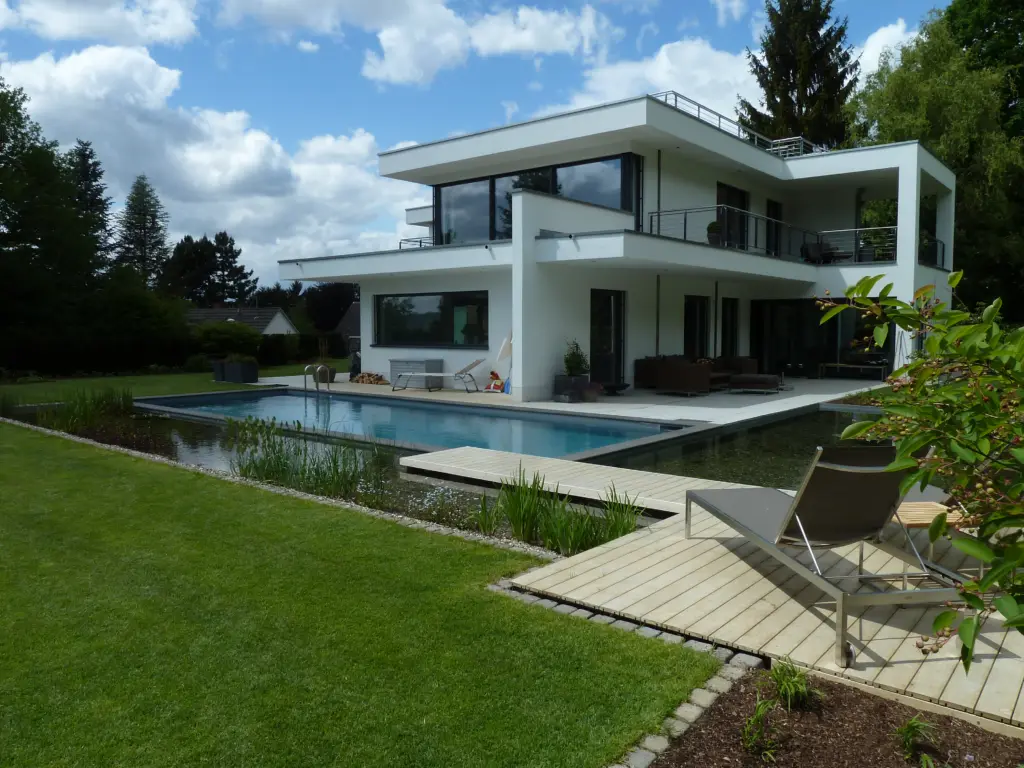 Hybridpool mit getrenntem Schwimm- und Pflanzbereich