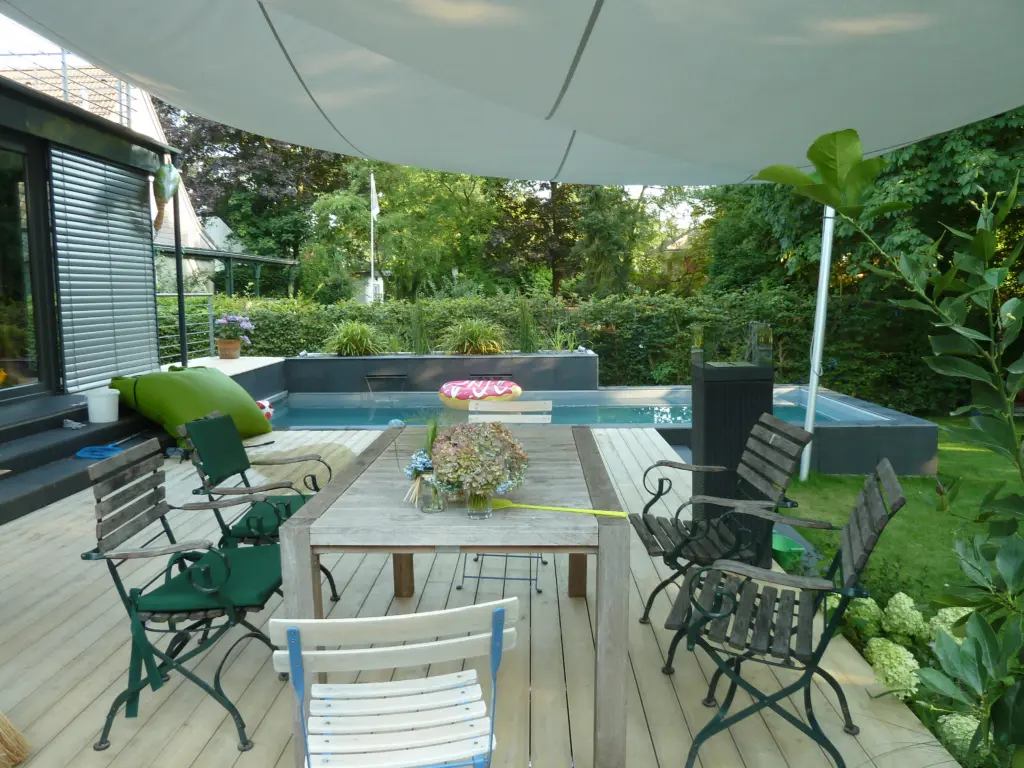Geradliniger Pool mit Sonnensegel
