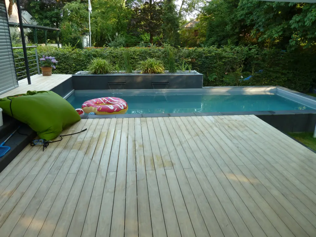 Geradliniger Pool mit Sonnensegel