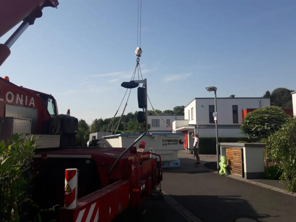 Swimmingpool mit Sitzbänken und Sichtschutz