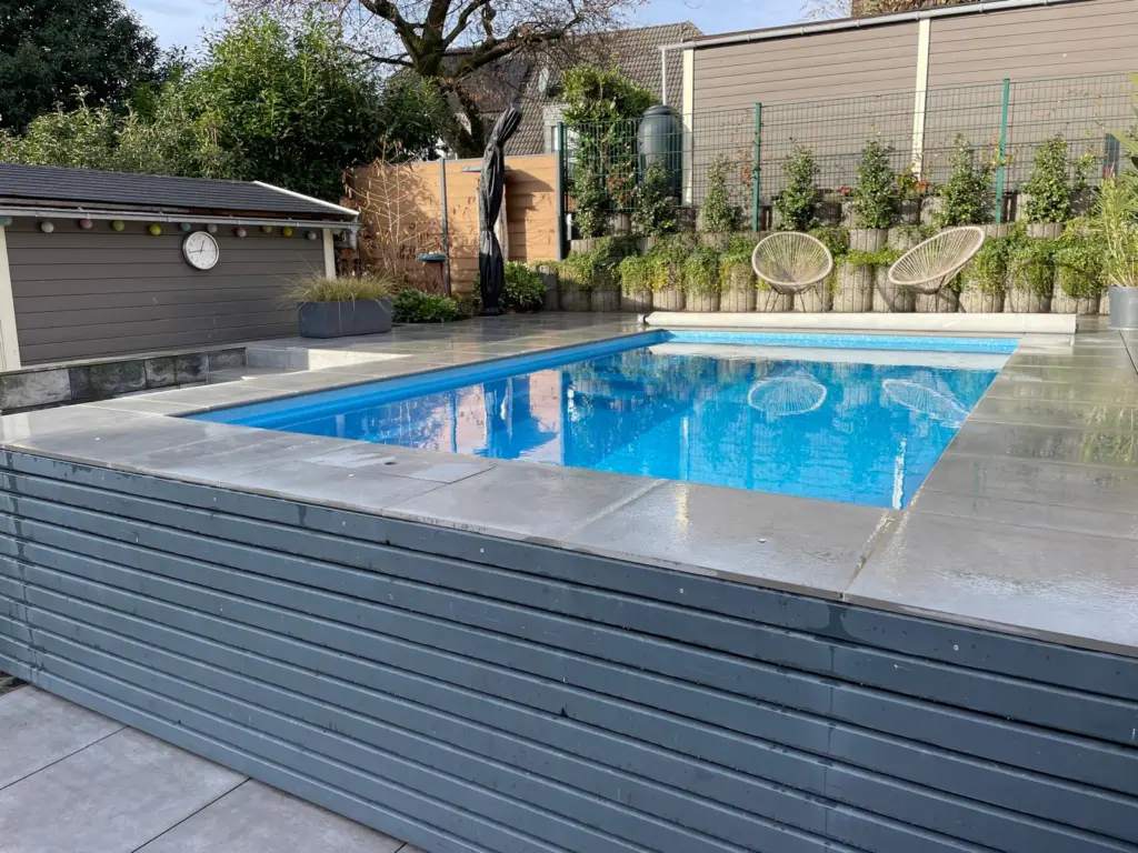 Erhöhter Gartenpool mit ausrollbarer Abdeckung
