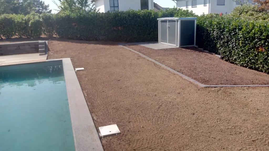 Hybridpool mit Natursteinelementen und Holzterrasse