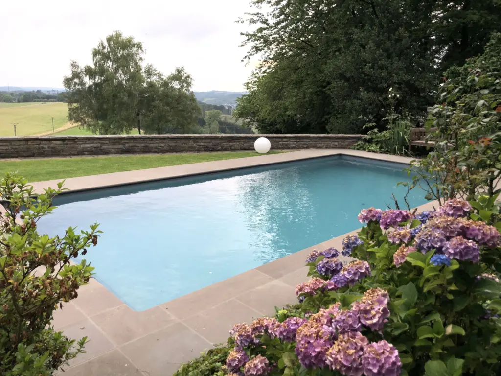 Pool mit Landschaftspanorama