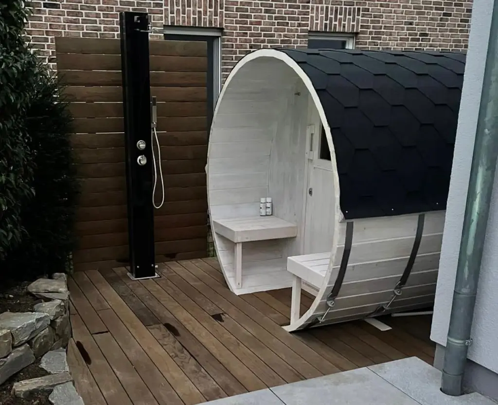 Salzwasserpool mit Abendbeleuchtung im terrassierten Garten