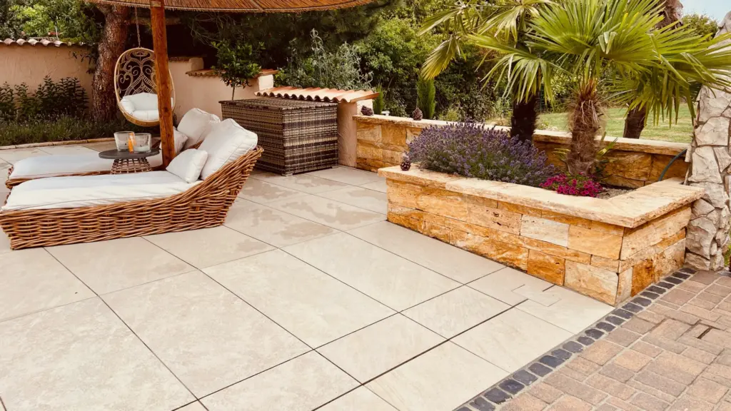 Moderner Pool mit heller Terrassenfläche und Poolhaus
