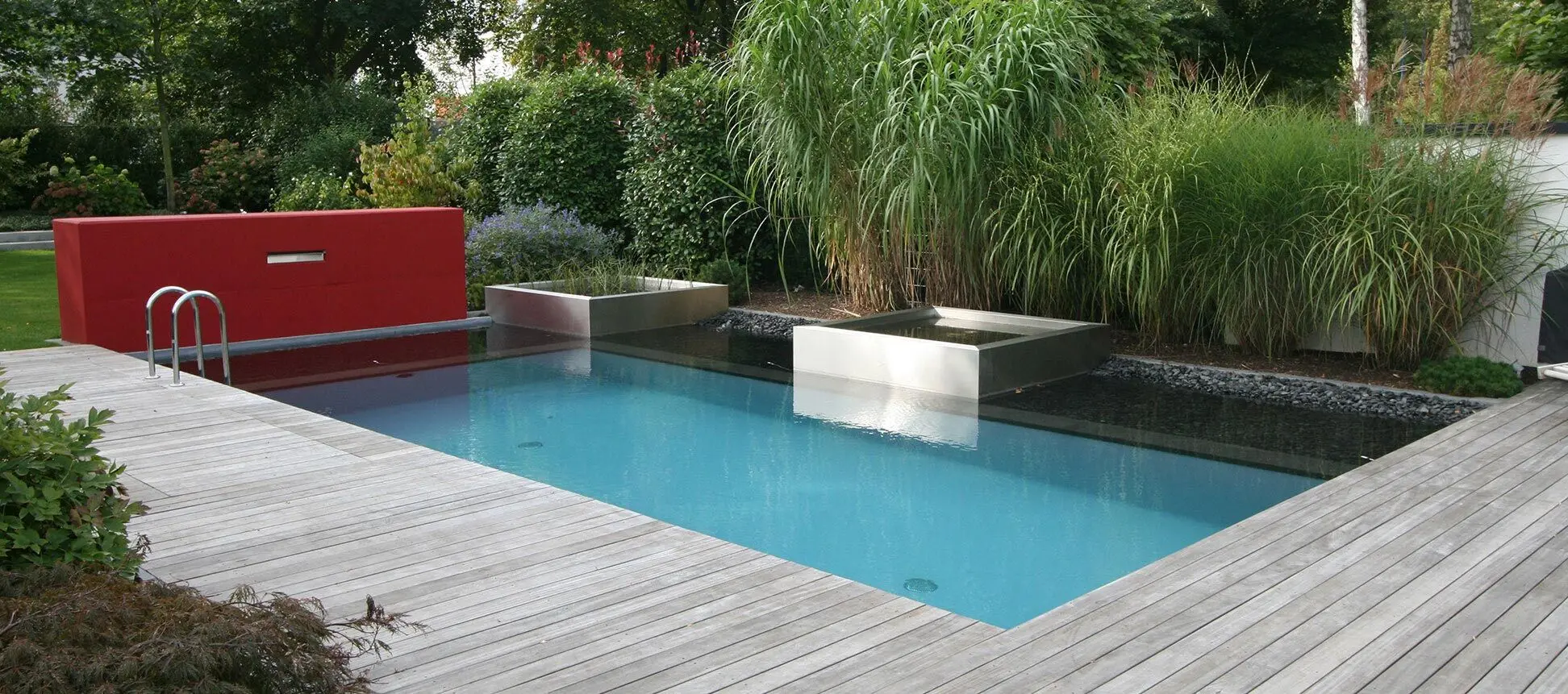 Hybridpool mit getrenntem Schwimm- und Flachwasserbereich